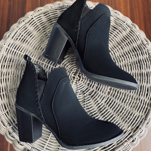 NIB - black ankle bootie - Picture 2 of 6